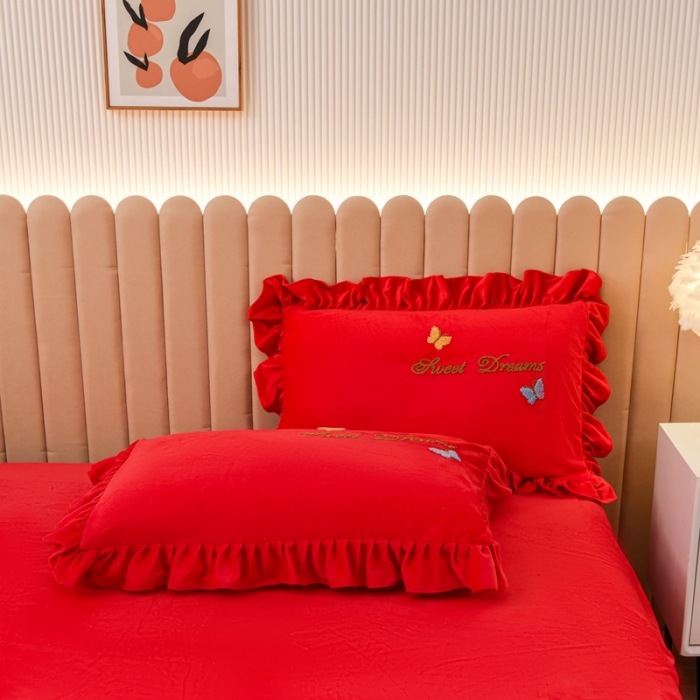 91家纺网 家纺一手货源 找家纺 唐人居 2025新款宝宝绒毛巾绣花边四件套- 蒲公英之恋-红