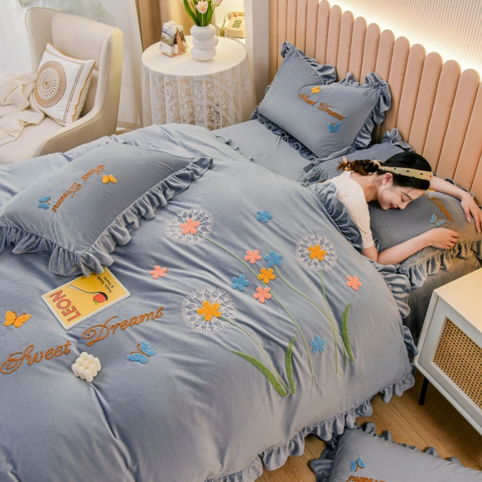 91家纺网 家纺一手货源 找家纺 唐人居 2025新款宝宝绒毛巾绣花边四件套-蒲公英之恋-灰