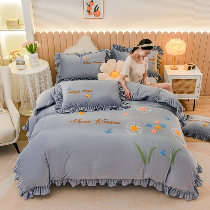 91家纺网 家纺一手货源 找家纺 唐人居 2025新款宝宝绒毛巾绣花边四件套-蒲公英之恋-灰