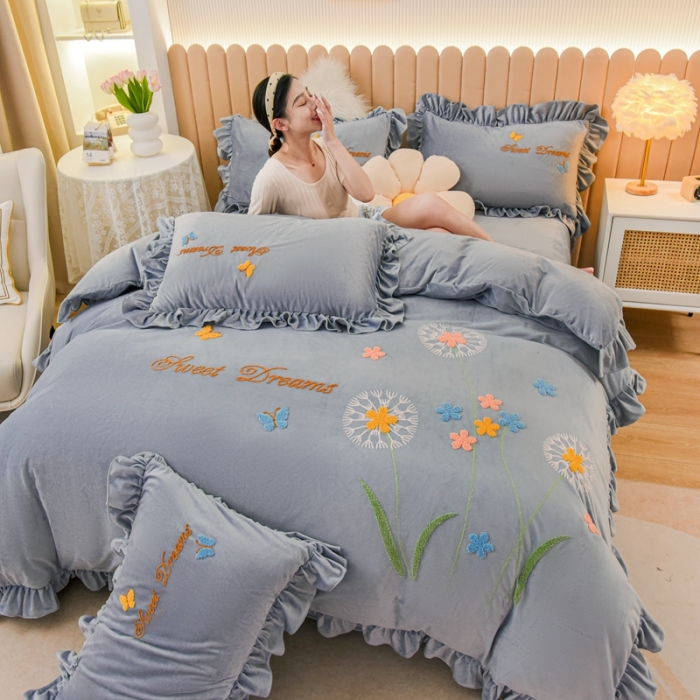 91家纺网 家纺一手货源 找家纺 唐人居 2025新款宝宝绒毛巾绣花边四件套-蒲公英之恋-灰