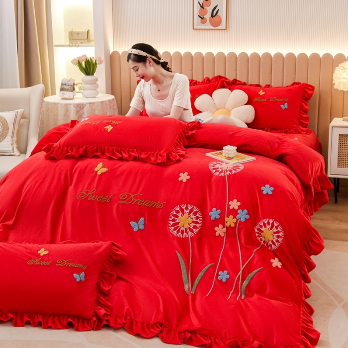 91家纺网 家纺一手货源 找家纺 唐人居 2025新款宝宝绒毛巾绣花边四件套- 蒲公英之恋-红