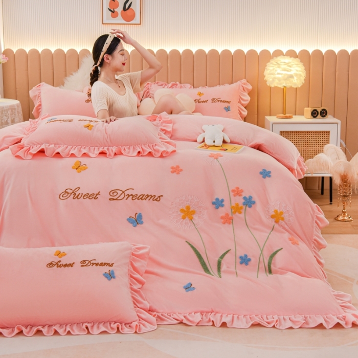 91家纺网 家纺一手货源 找家纺 唐人居 2025新款宝宝绒毛巾绣花边四件套- 蒲公英之恋-粉