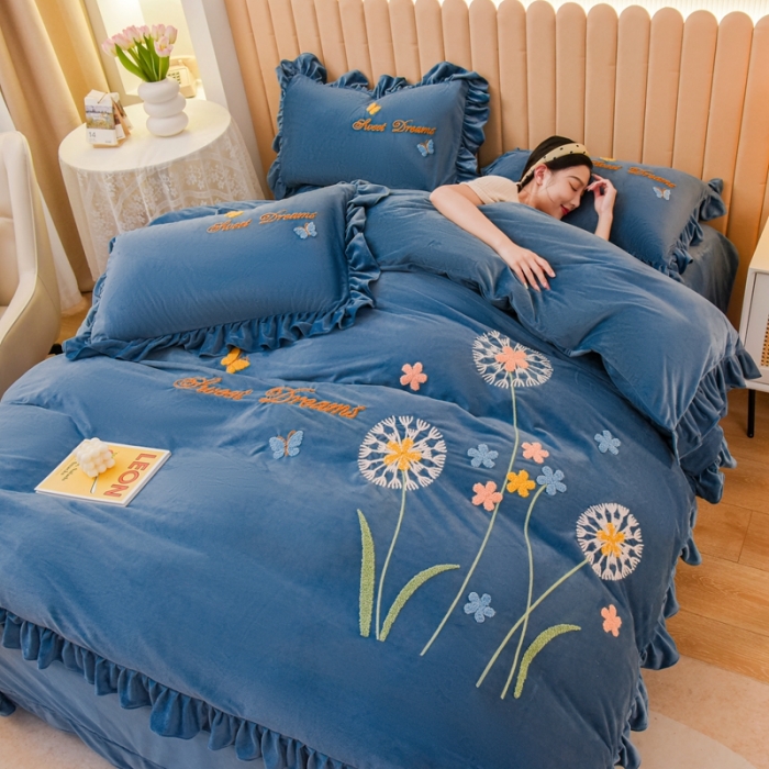 91家纺网 家纺一手货源 找家纺 唐人居 2025新款宝宝绒毛巾绣花边四件套-蒲公英之恋-蓝