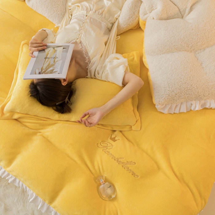 91家纺网 家纺一手货源 找家纺 简爱家纺 2025年韩版花边法莱绒羊羔绒四件套-回忆-鹅黄