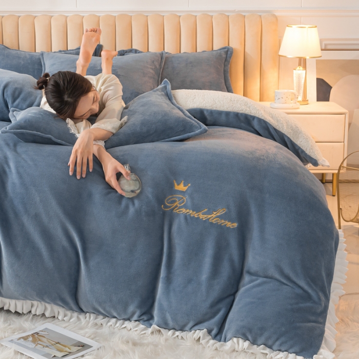 91家纺网 家纺一手货源 找家纺 简爱家纺 2025年韩版花边法莱绒羊羔绒四件套-回忆-蓝灰