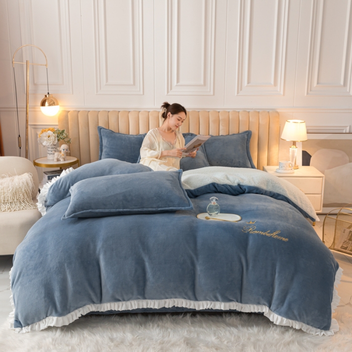 91家纺网 家纺一手货源 找家纺 简爱家纺 2025年韩版花边法莱绒羊羔绒四件套-回忆-蓝灰