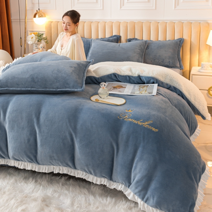 91家纺网 家纺一手货源 找家纺 简爱家纺 2025年韩版花边法莱绒羊羔绒四件套-回忆-蓝灰