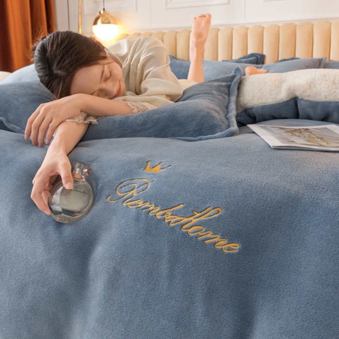 91家纺网 家纺一手货源 找家纺 简爱家纺 2025年韩版花边法莱绒羊羔绒四件套-回忆-蓝灰