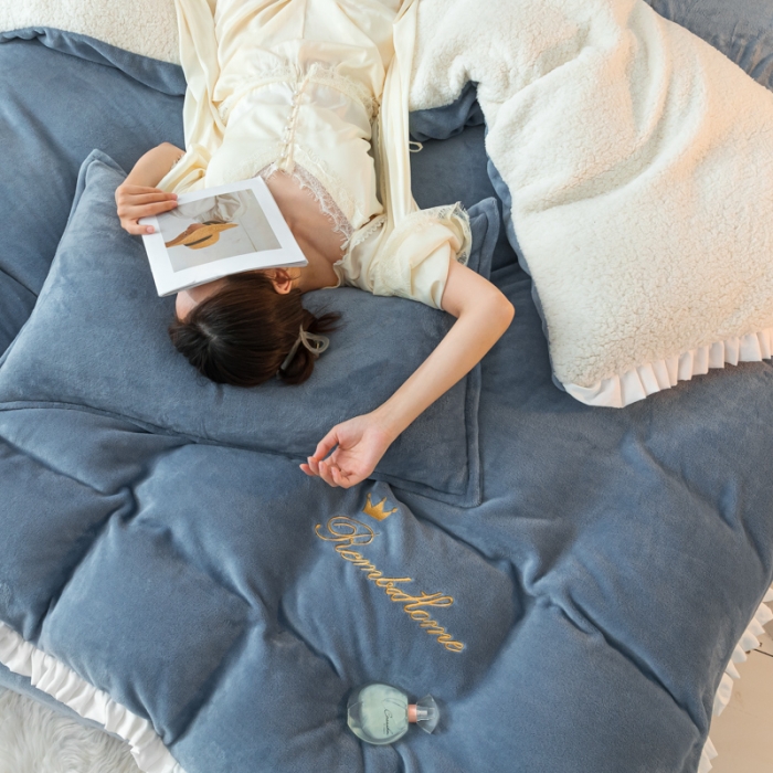 91家纺网 家纺一手货源 找家纺 简爱家纺 2025年韩版花边法莱绒羊羔绒四件套-回忆-蓝灰