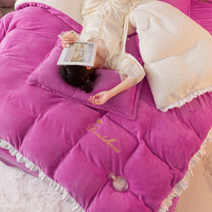 91家纺网 家纺一手货源 找家纺 简爱家纺 2025年韩版花边法莱绒羊羔绒四件套-回忆-玫红