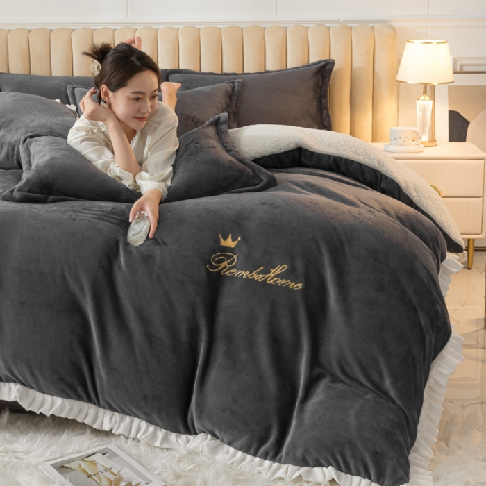91家纺网 家纺一手货源 找家纺 简爱家纺 2025年韩版花边法莱绒羊羔绒四件套-回忆-深灰