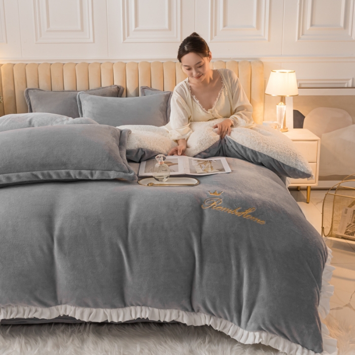 91家纺网 家纺一手货源 找家纺 简爱家纺 2025年韩版花边法莱绒羊羔绒四件套-回忆-银灰