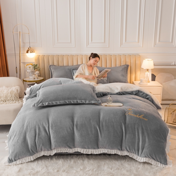 91家纺网 家纺一手货源 找家纺 简爱家纺 2025年韩版花边法莱绒羊羔绒四件套-回忆-银灰