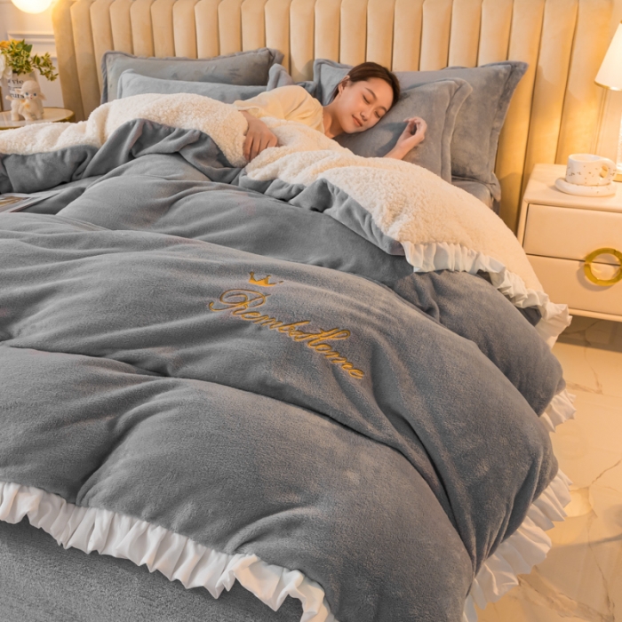 91家纺网 家纺一手货源 找家纺 简爱家纺 2025年韩版花边法莱绒羊羔绒四件套-回忆-银灰