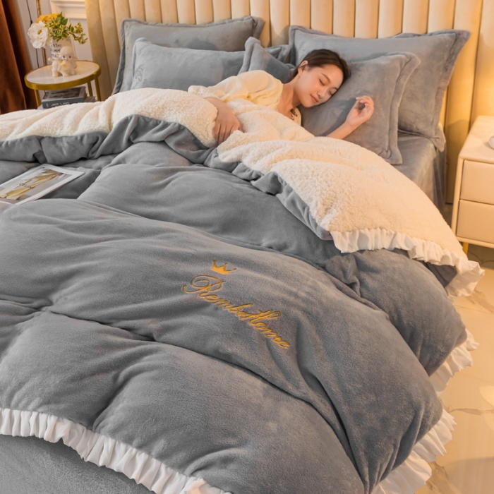 91家纺网 家纺一手货源 找家纺 简爱家纺 2025年韩版花边法莱绒羊羔绒四件套-回忆-银灰