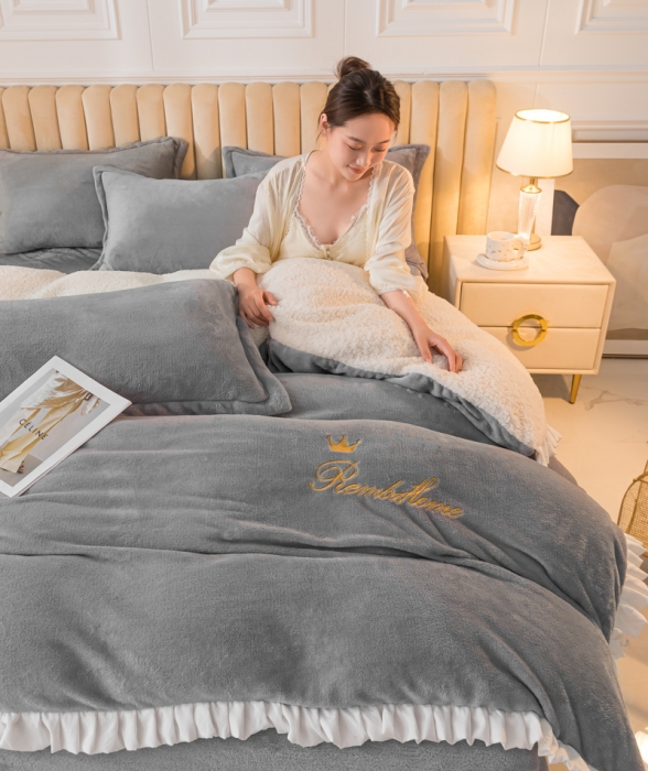 91家纺网 家纺一手货源 找家纺 简爱家纺 2025年韩版花边法莱绒羊羔绒四件套-回忆-银灰