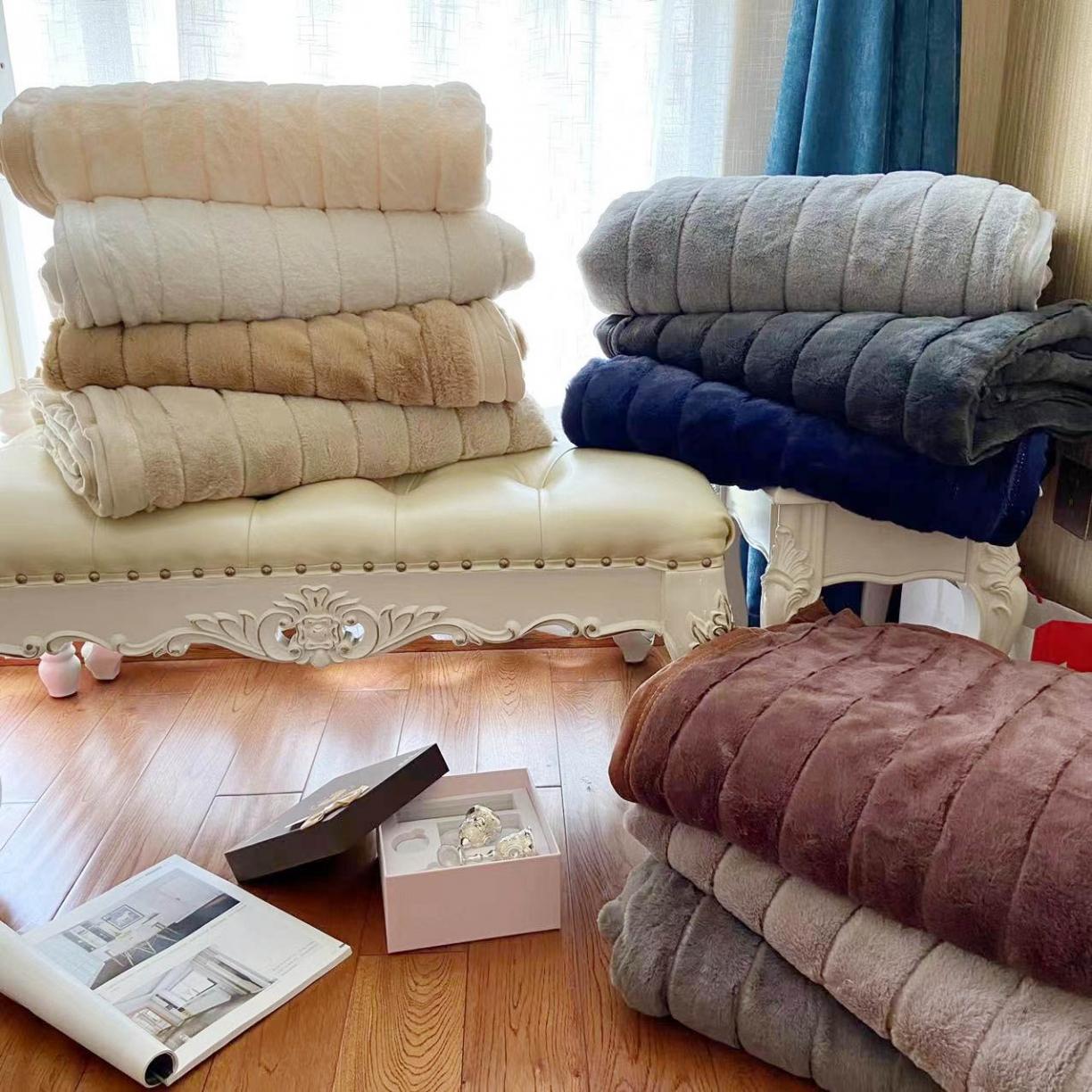 91家纺网 家纺一手货源 找家纺 卡奥家纺 仿兔毛双层毛毯A面仿兔毛B面PV绒十条起批 米白