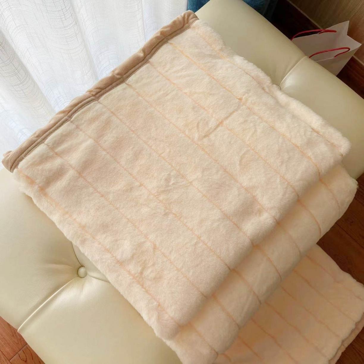 91家纺网 家纺一手货源 找家纺 卡奥家纺 仿兔毛双层毛毯A面仿兔毛B面PV绒十条起批 深灰