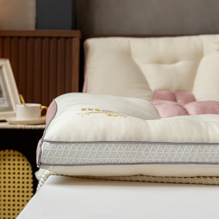 91家纺网 家纺一手货源 找家纺 多点家居  2022新款牛豆豆枕 粉