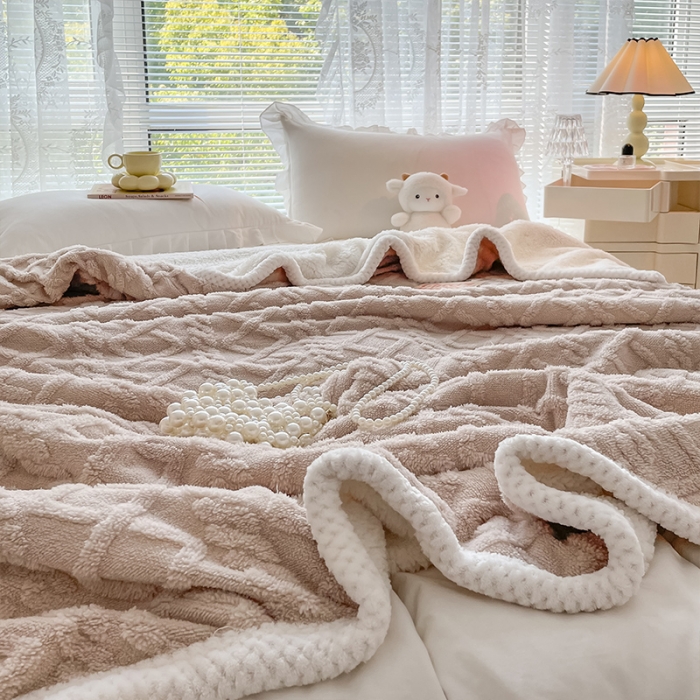 91家纺网 家纺一手货源 找家纺 安哆啦 2022新款塔芙绒提花剪花羊羔绒双面复合毛毯毯子 卡其