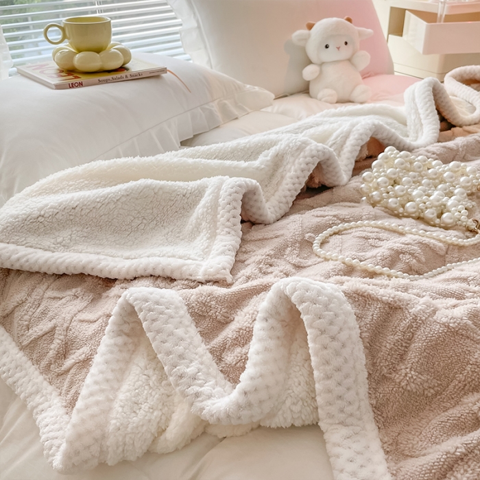 91家纺网 家纺一手货源 找家纺 安哆啦 2022新款塔芙绒提花剪花羊羔绒双面复合毛毯毯子 卡其