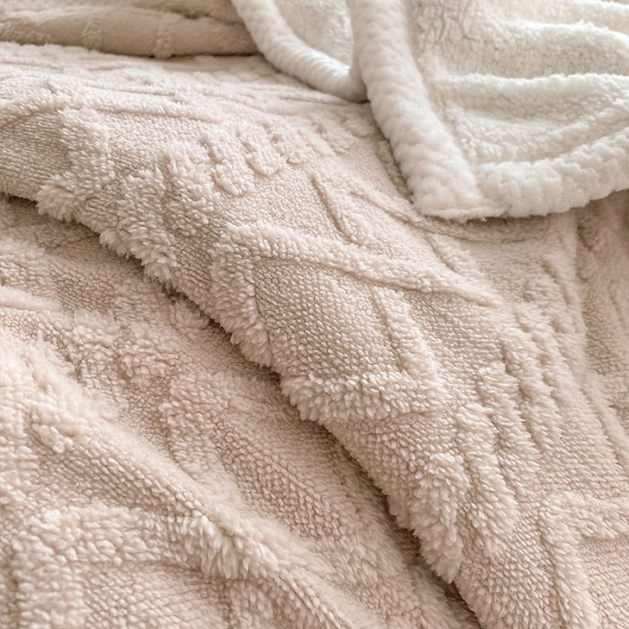 91家纺网 家纺一手货源 找家纺 安哆啦 2022新款塔芙绒提花剪花羊羔绒双面复合毛毯毯子 卡其