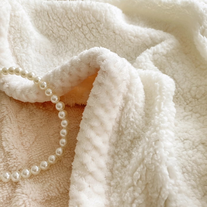 91家纺网 家纺一手货源 找家纺 安哆啦新款塔芙绒提花剪花羊羔绒双面复合毛毯毯子 米白