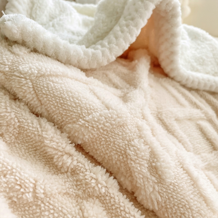 91家纺网 家纺一手货源 找家纺 安哆啦新款塔芙绒提花剪花羊羔绒双面复合毛毯毯子 米白
