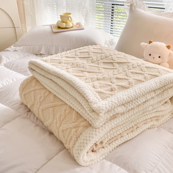 91家纺网 家纺一手货源 找家纺 安哆啦新款塔芙绒提花剪花羊羔绒双面复合毛毯毯子 米白