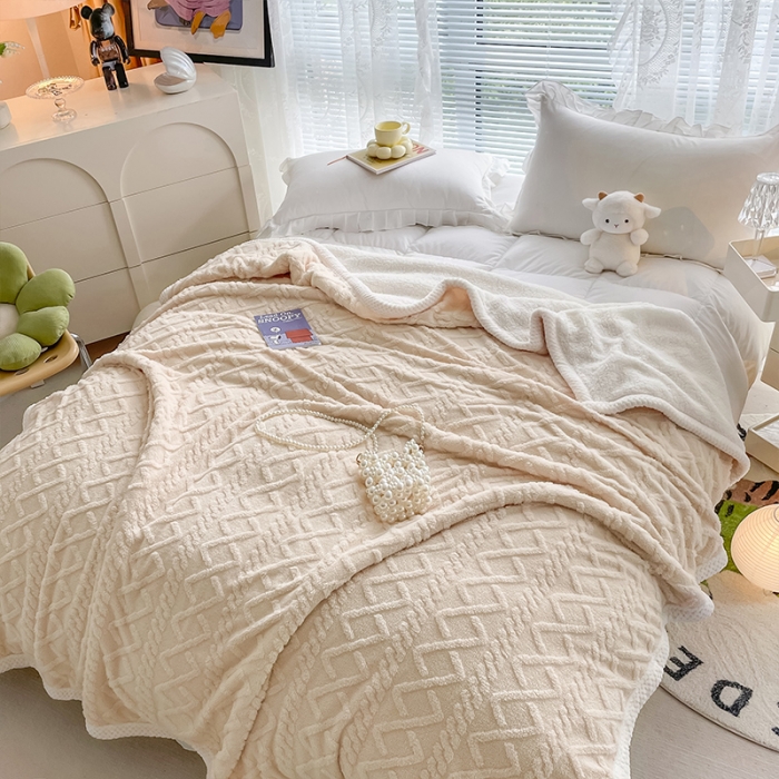 91家纺网 家纺一手货源 找家纺 安哆啦新款塔芙绒提花剪花羊羔绒双面复合毛毯毯子 米白