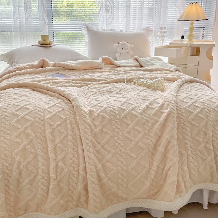 91家纺网 家纺一手货源 找家纺 安哆啦新款塔芙绒提花剪花羊羔绒双面复合毛毯毯子 米白