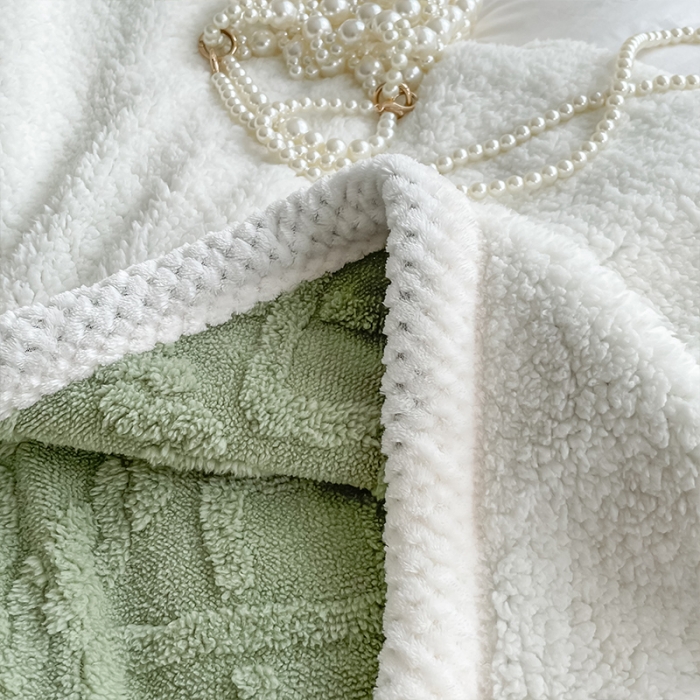 91家纺网 家纺一手货源 找家纺 安哆啦 2022新款塔芙绒提花剪花羊羔绒双面复合毛毯毯子 抹茶绿