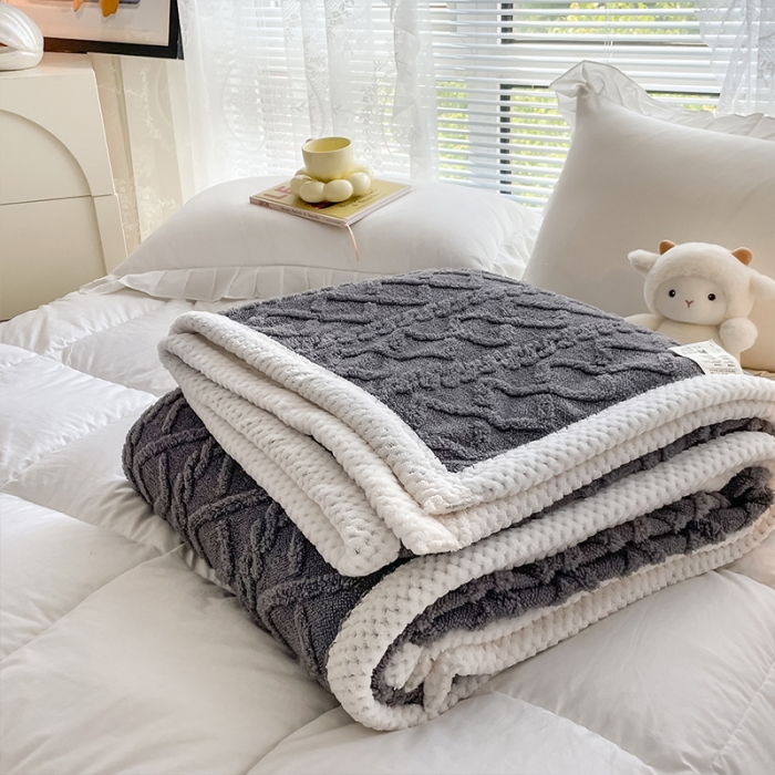 91家纺网 家纺一手货源 找家纺 安哆啦 新款塔芙绒提花剪花羊羔绒双面复合毛毯毯子 绅士灰