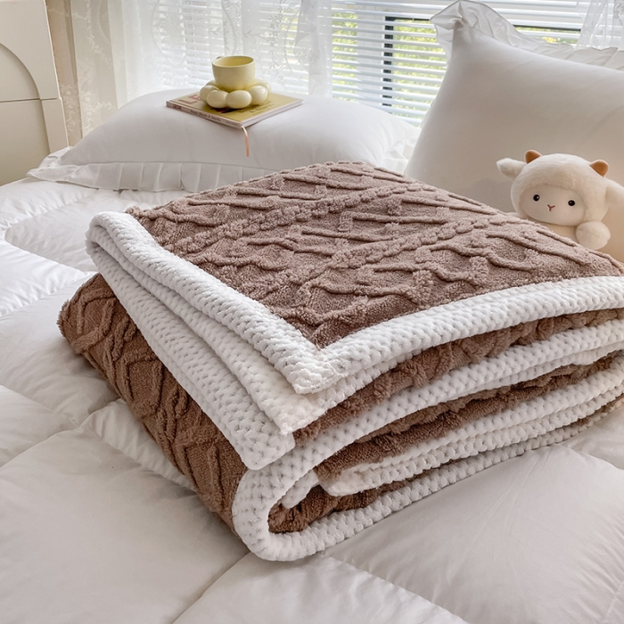 91家纺网 家纺一手货源 找家纺 安哆啦 2022新款塔芙绒提花剪花羊羔绒双面复合毛毯毯子 深邃咖