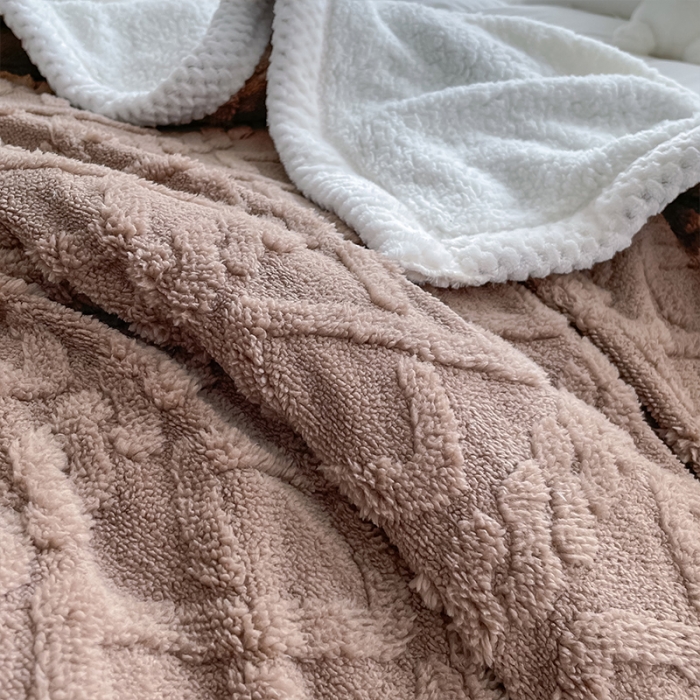 91家纺网 家纺一手货源 找家纺 安哆啦 2022新款塔芙绒提花剪花羊羔绒双面复合毛毯毯子 深邃咖