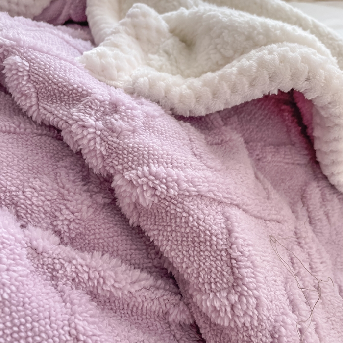 91家纺网 家纺一手货源 找家纺 安哆啦 2022新款塔芙绒提花剪花羊羔绒双面复合毛毯毯子 香芋紫