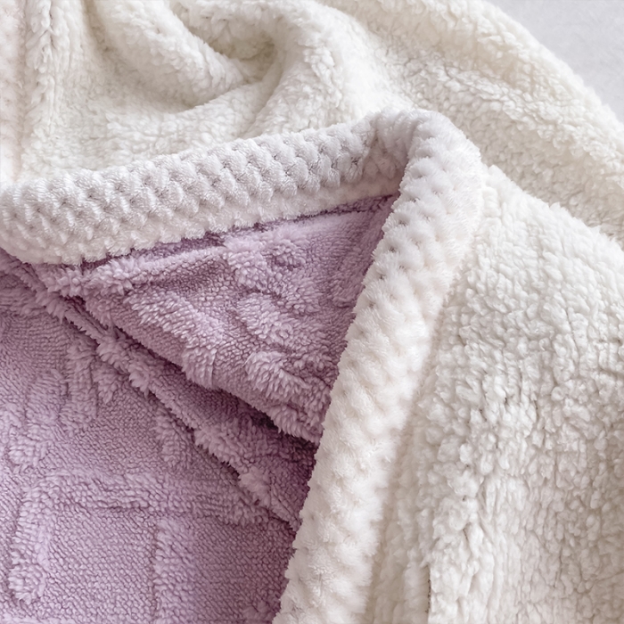 91家纺网 家纺一手货源 找家纺 安哆啦 2022新款塔芙绒提花剪花羊羔绒双面复合毛毯毯子 香芋紫