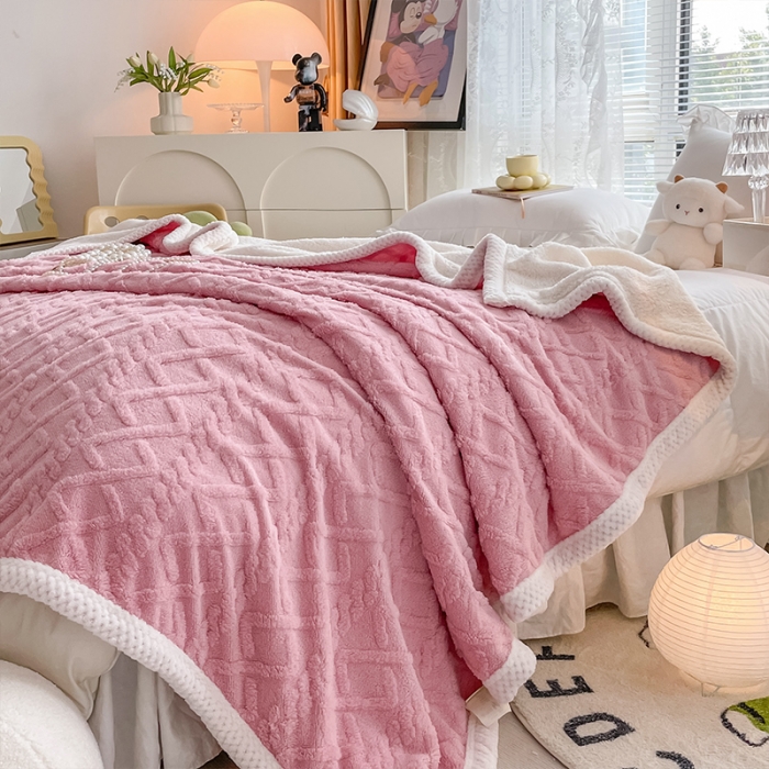 91家纺网 家纺一手货源 找家纺 安哆啦 2022新款塔芙绒提花剪花羊羔绒双面复合毛毯毯子 樱花粉