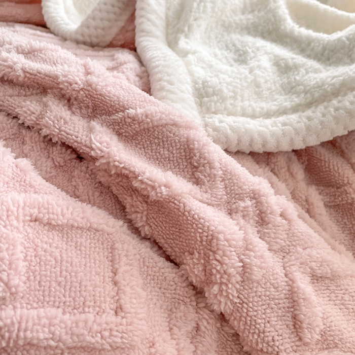 91家纺网 家纺一手货源 找家纺 安哆啦 2022新款塔芙绒提花剪花羊羔绒双面复合毛毯毯子 玉粉色