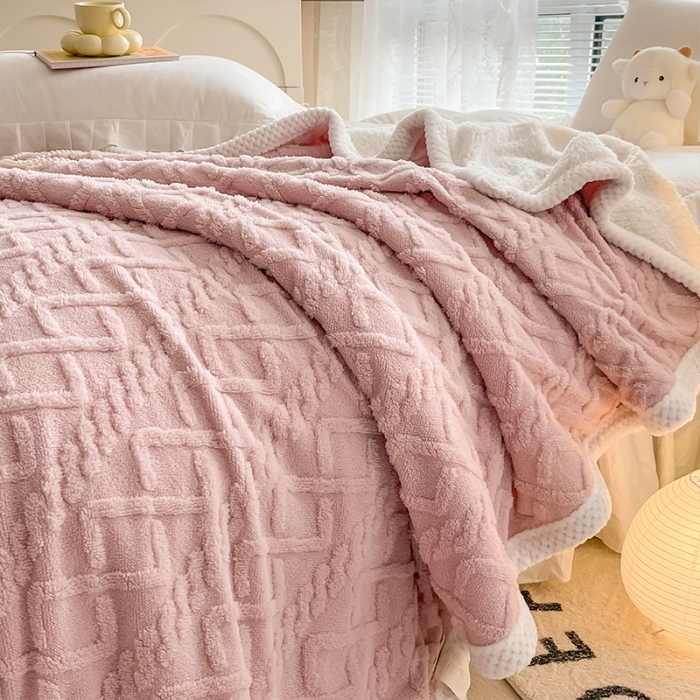91家纺网 家纺一手货源 找家纺 安哆啦 2022新款塔芙绒提花剪花羊羔绒双面复合毛毯毯子 玉粉色