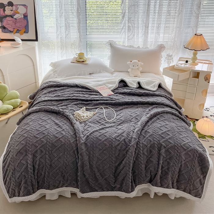 91家纺网 家纺一手货源 找家纺 安哆啦 新款塔芙绒提花剪花羊羔绒双面复合毛毯毯子 绅士灰