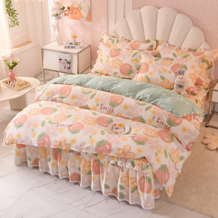 91家纺网 家纺一手货源 找家纺 美达2025全棉蕾丝小花边半夹棉床裙四件套 笑脸草莓