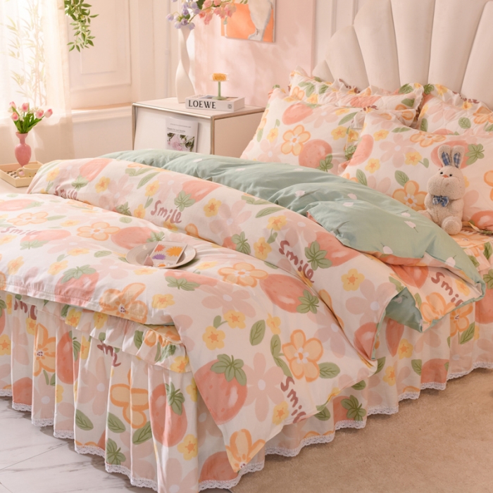 91家纺网 家纺一手货源 找家纺 美达2025全棉蕾丝小花边半夹棉床裙四件套 笑脸草莓