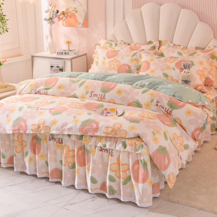 91家纺网 家纺一手货源 找家纺 美达2025全棉蕾丝小花边半夹棉床裙四件套 笑脸草莓