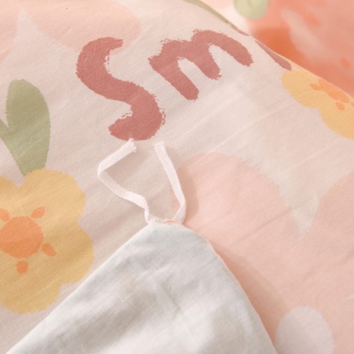 91家纺网 家纺一手货源 找家纺 美达2025全棉蕾丝小花边半夹棉床裙四件套 笑脸草莓