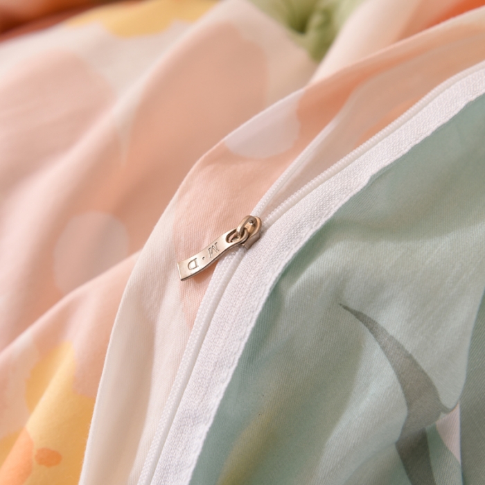 91家纺网 家纺一手货源 找家纺 美达2025全棉蕾丝小花边半夹棉床裙四件套 笑脸草莓