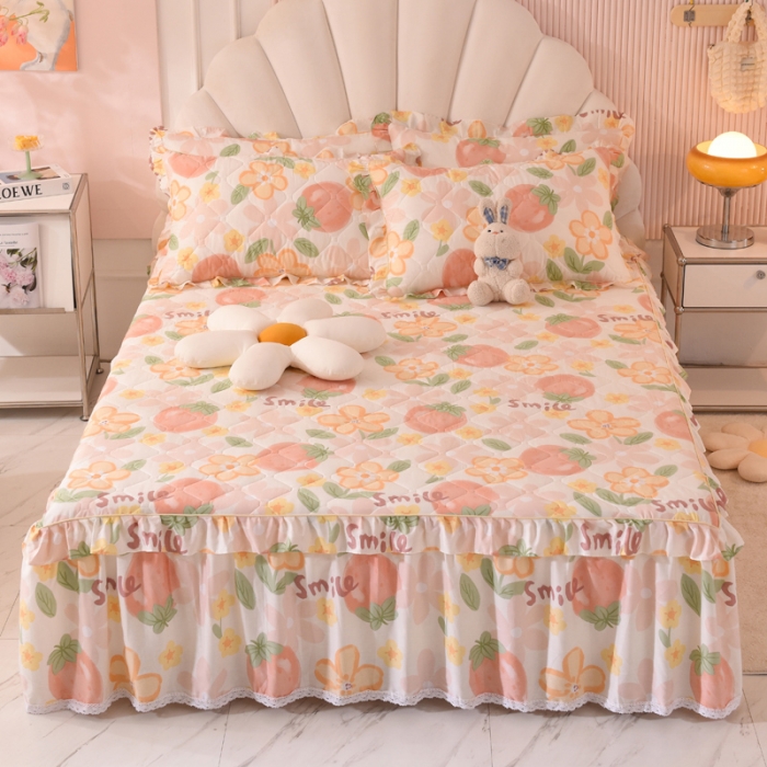 91家纺网 家纺一手货源 找家纺 美达 2025全棉蕾丝小花边夹棉床裙 笑脸草莓