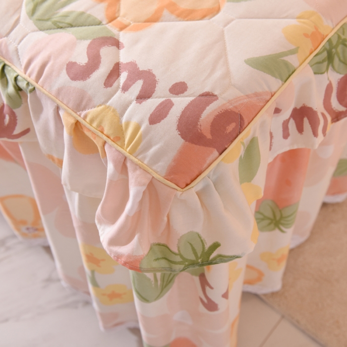 91家纺网 家纺一手货源 找家纺 美达 2025全棉蕾丝小花边夹棉床裙 笑脸草莓