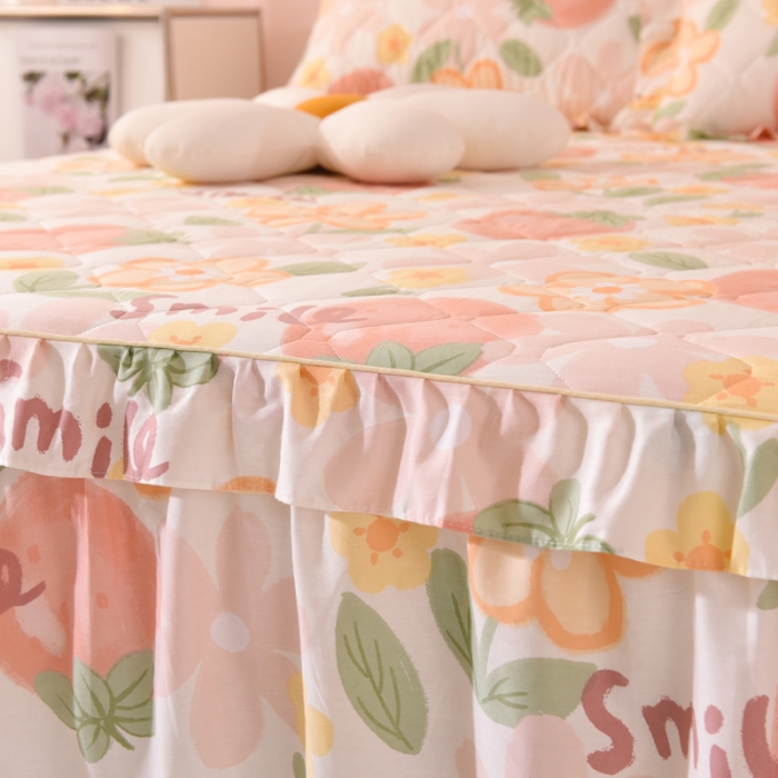 91家纺网 家纺一手货源 找家纺 美达 2025全棉蕾丝小花边夹棉床裙 笑脸草莓