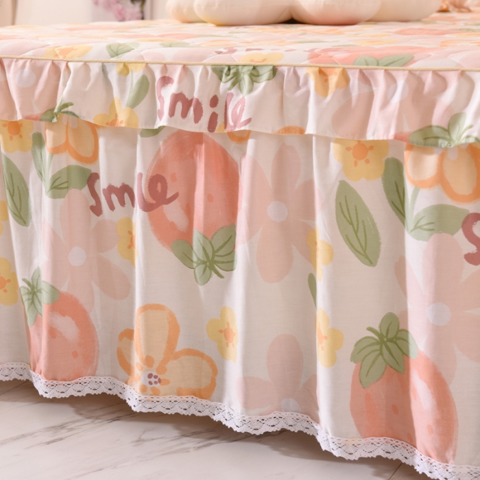 91家纺网 家纺一手货源 找家纺 美达 2025全棉蕾丝小花边夹棉床裙 笑脸草莓